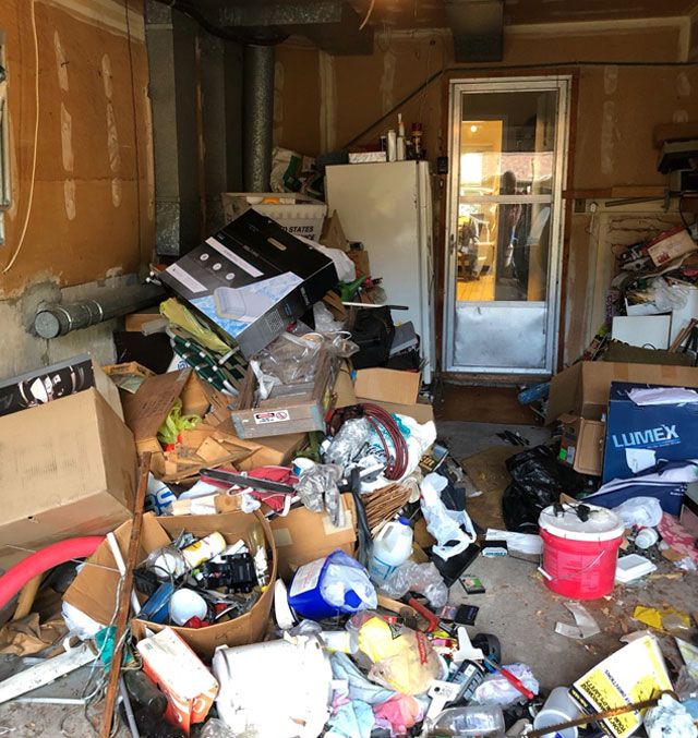 Vollgestellter Raum vor der Entrümpelung