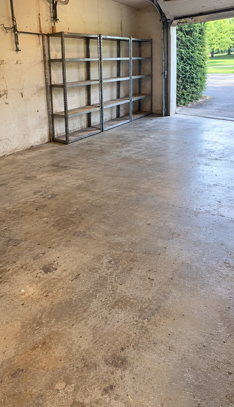 Leere, besenreine Garage mit leeren Regalen nach der Entrümpelung